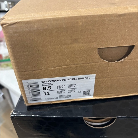 Nike zoom invincible white and red running shoes - Picture 7 of 7